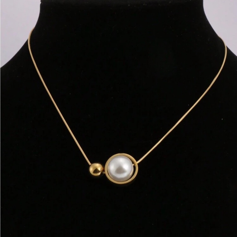BRAND NEW Gorgeous gold stainless steel necklace with pearl pendant